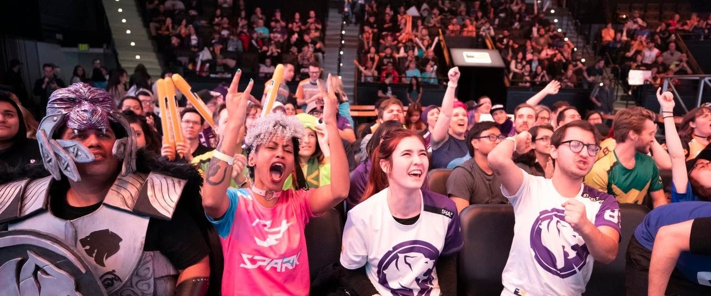 La Overwatch League muestra la foto de dos asesinos en serie en directo