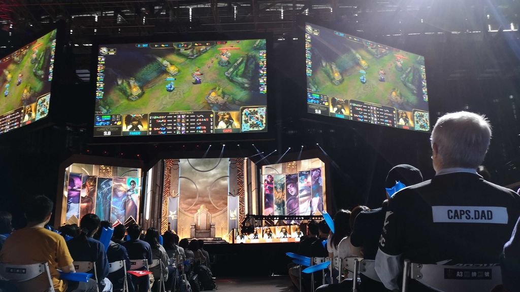El padre de Caps, viendo la eliminatoria entre G2 y SKT