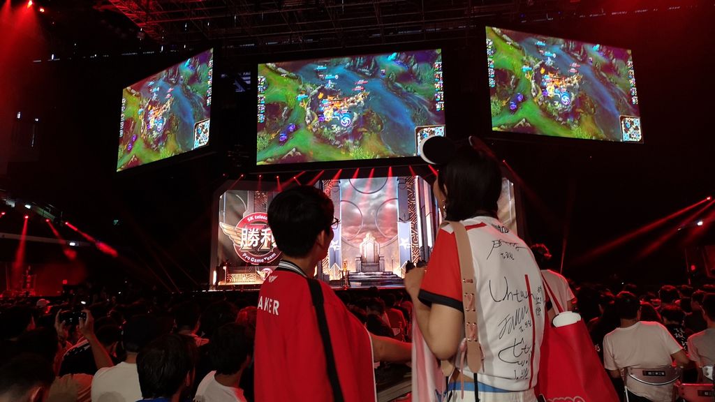 Los fans de Faker viendo como el medio surcoreano hacía una gran actuación con Sylas