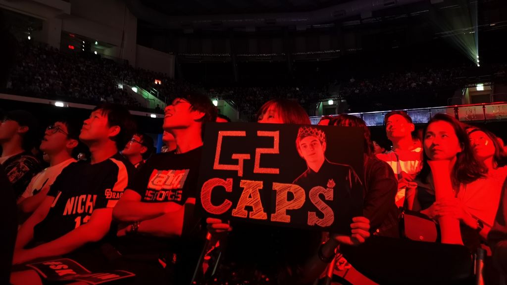 No solo Faker tuvo fans en el pabellón, también los tuvo Caps