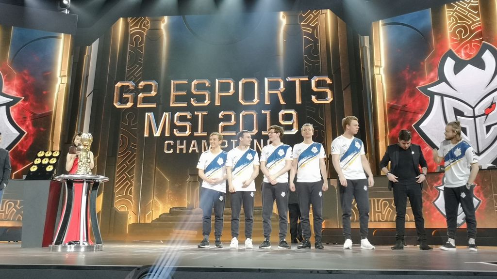 G2, incluido promisq, esperando a levantar el premio