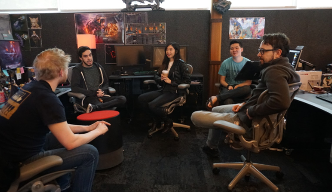 Miembros de Riot Games debatiendo sobre Tristana Diablilla