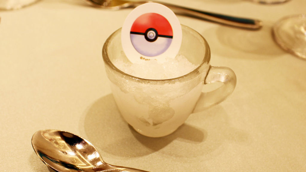 ¿Cómo podía faltar la Pokeball en estas bodas?