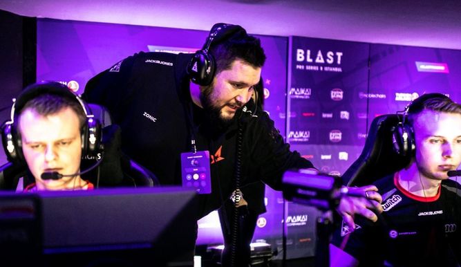 Zonic dando órdenes a sus jugadores