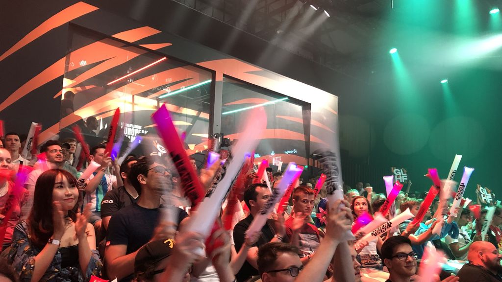 El público grita la cuenta atrás para el comienzo del Summer Split