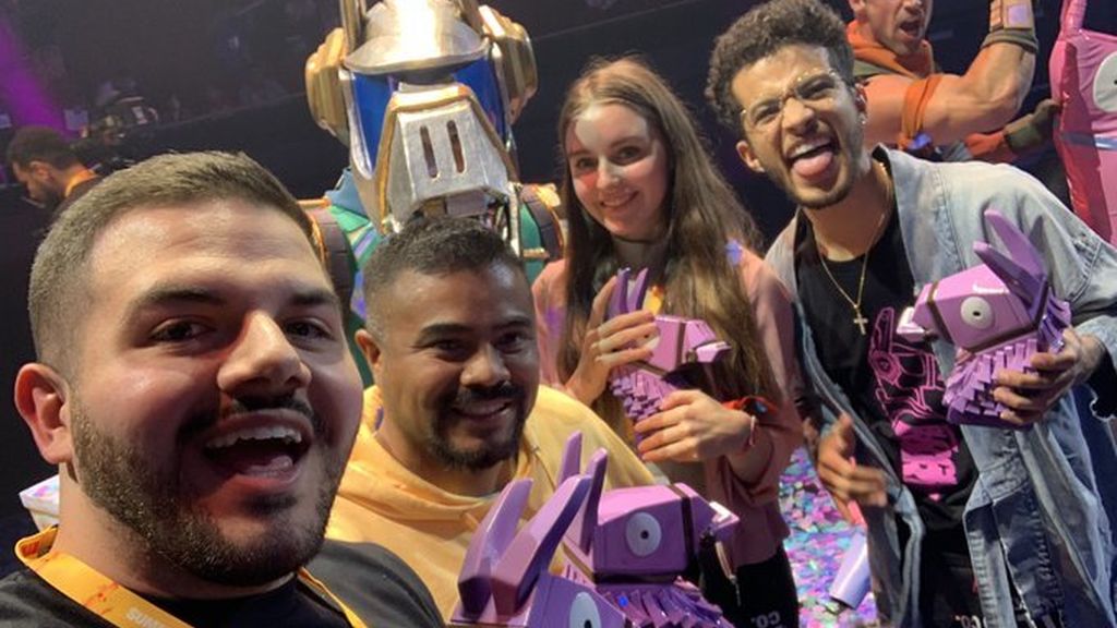 Los cuatro integrantes del equipo Llama Reocrd Co., fueron los ganadores de este modo creativo del Summer Block Party