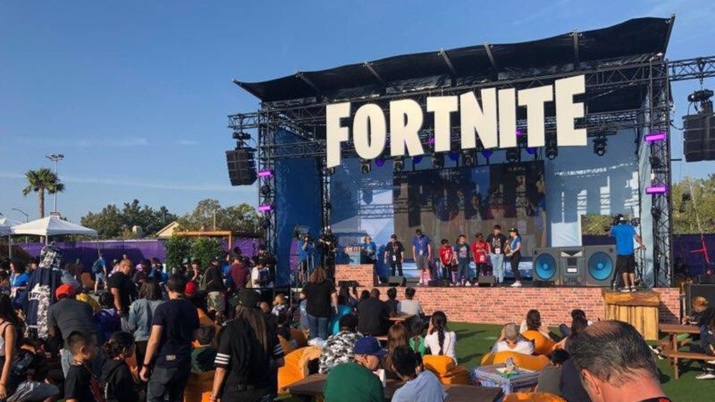 El ambiente en los aledaños del evento era ensordecedor