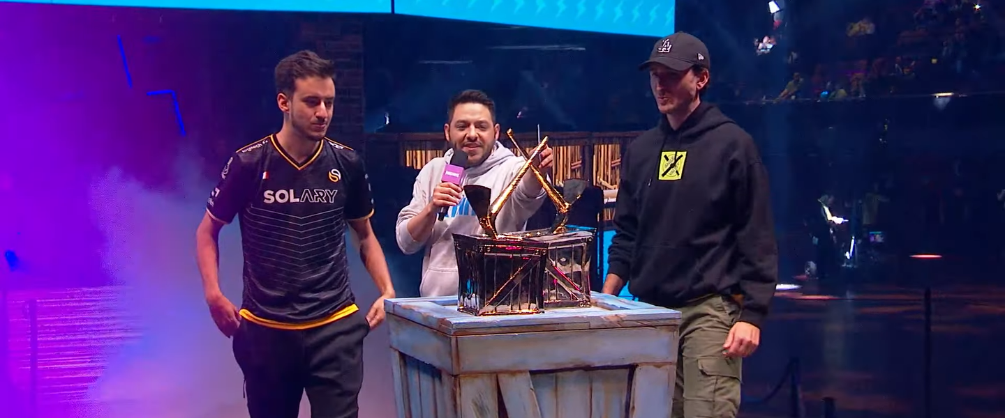 Airwaks y RL Grime antes de levantar el trofeo