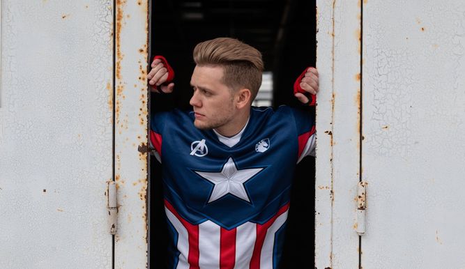 Nitr0, jugador del equipo de CS:GO de Team Liquid, luce la camiseta inspirada en Capitán América