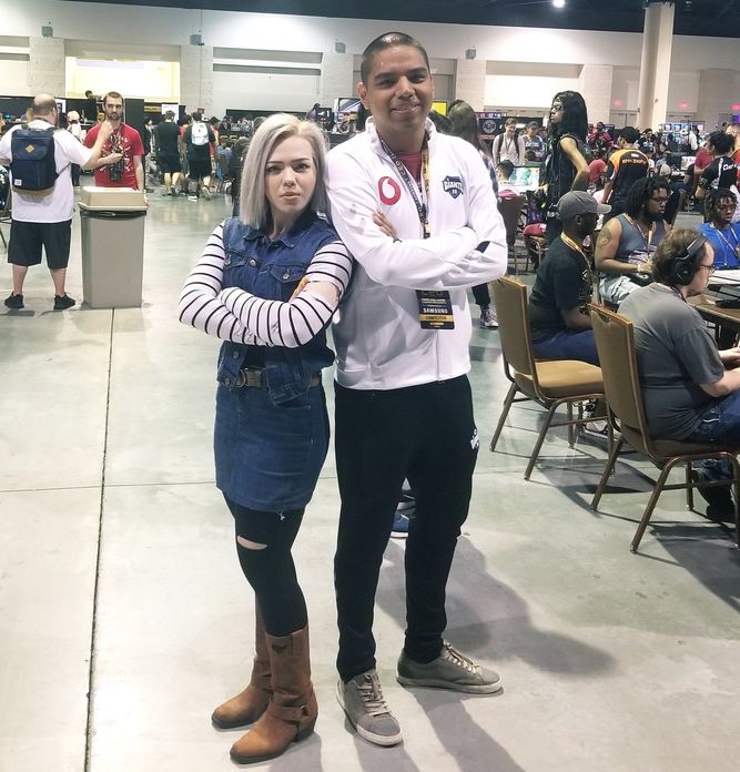 Shanks con una cosplayer de A-18