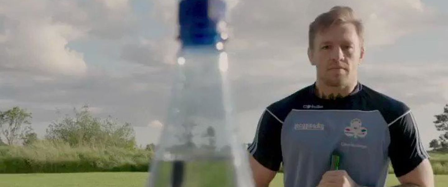 Cono McGregor, a punto de realizar el desafío de la botella