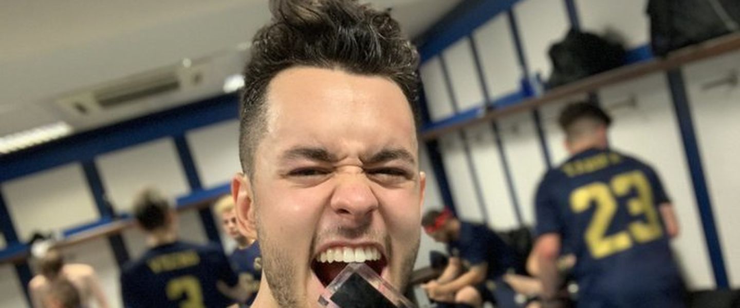 Grefg levantando la copa de campeón