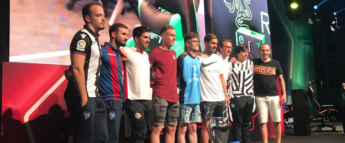 Todos los participantes acompañaron a Andoni tras su victoria