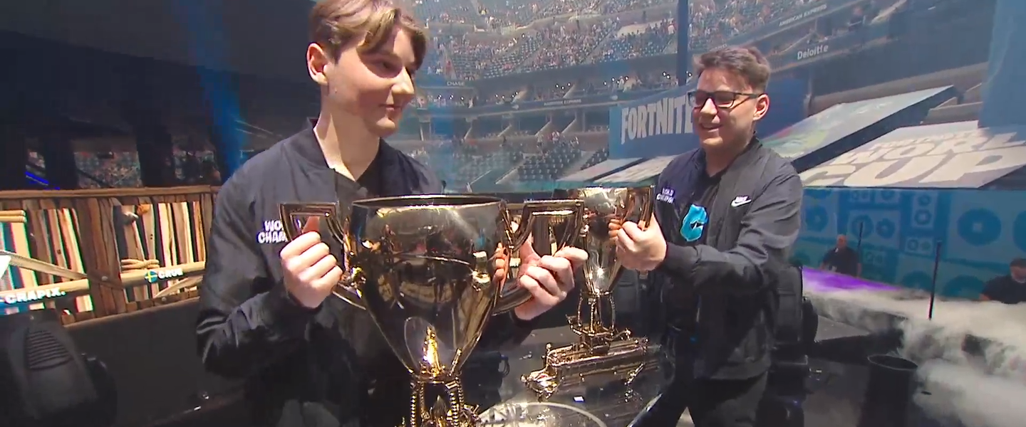 Nyhrox y Aqua levantando el trofeo de campeones