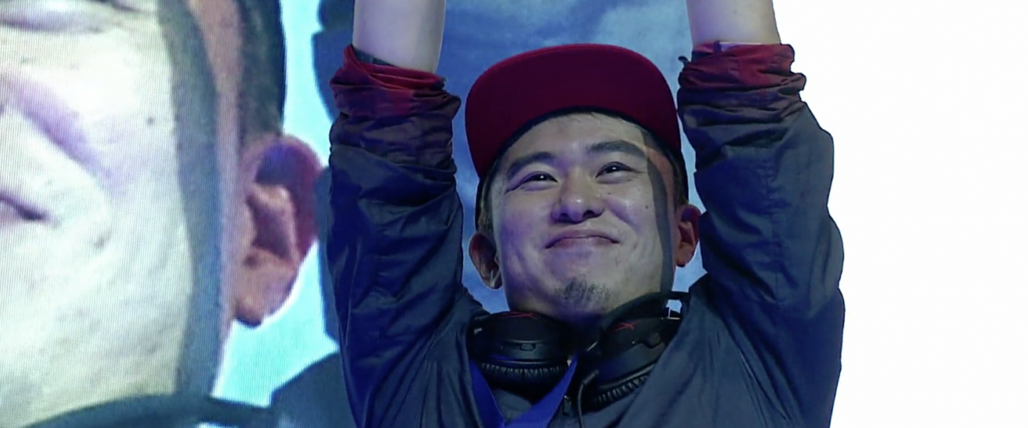 Bonchan levantando el trofeo del EVO 2019