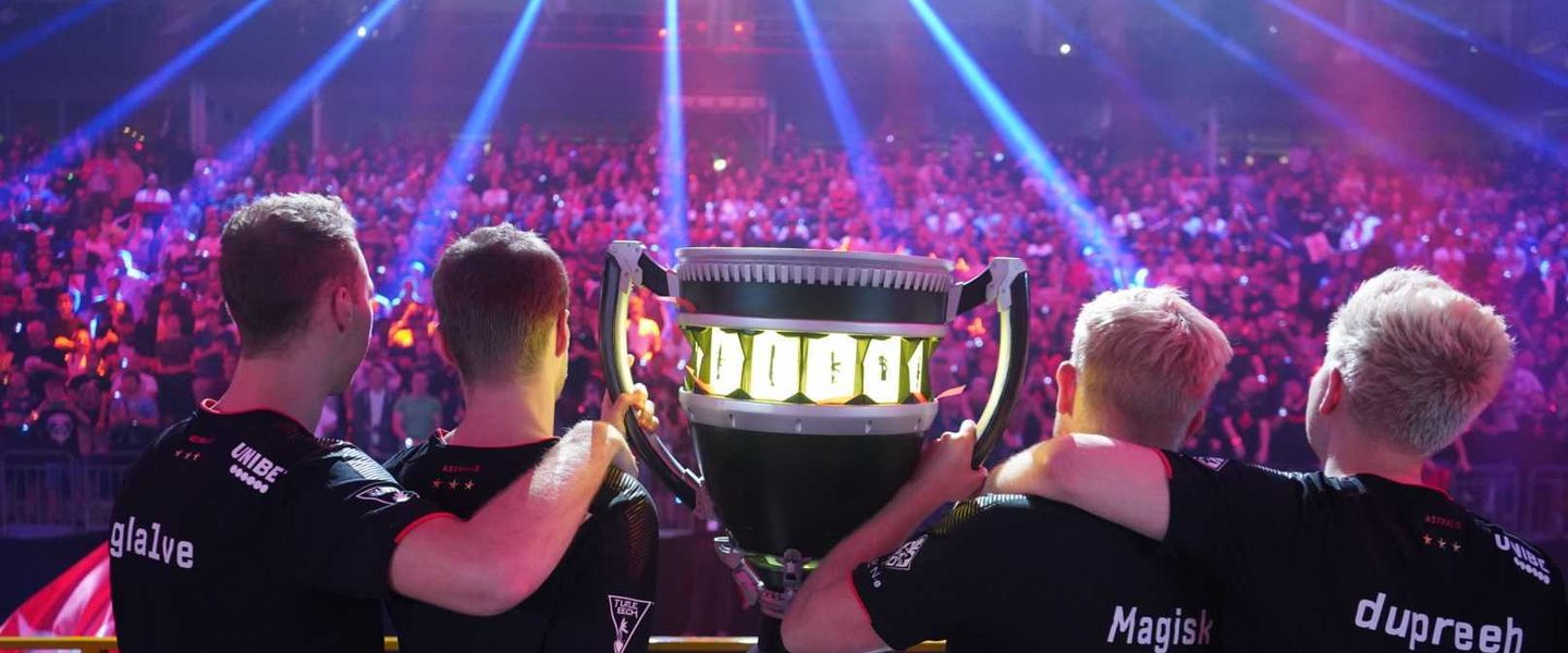 Jugadores de Astralis con la copa