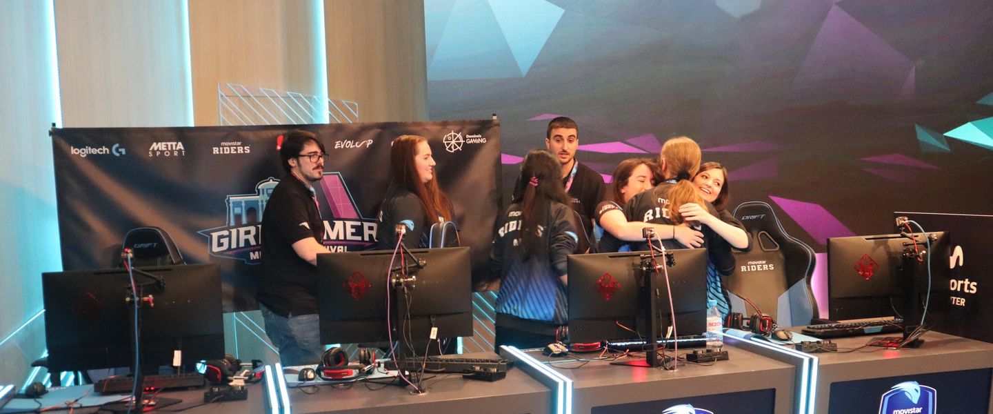 Las chicas de Movistar RIders Blue, celebrando su primera victoria en el evento