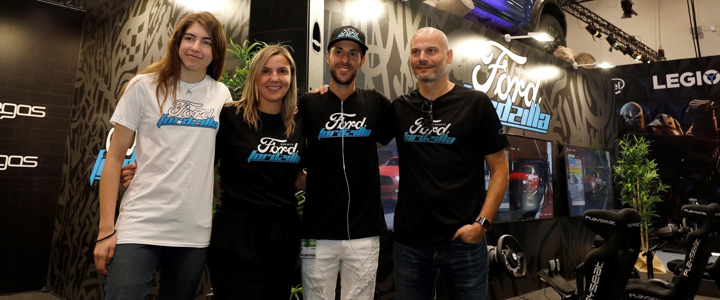 De izquierda a derecha: Sara Socas, freestyler, Cristina Del Rey, Directora de Comunicación de Ford España, José Iglesias, capitán del equipo Fordzilla en España y Emmanuel Lubrani, Director de Marca de Ford Europa
