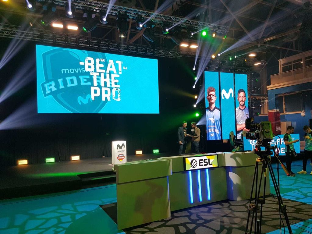 Escenario del 'Beat the pro' con los jugadores de FIFA de Movistar Riders