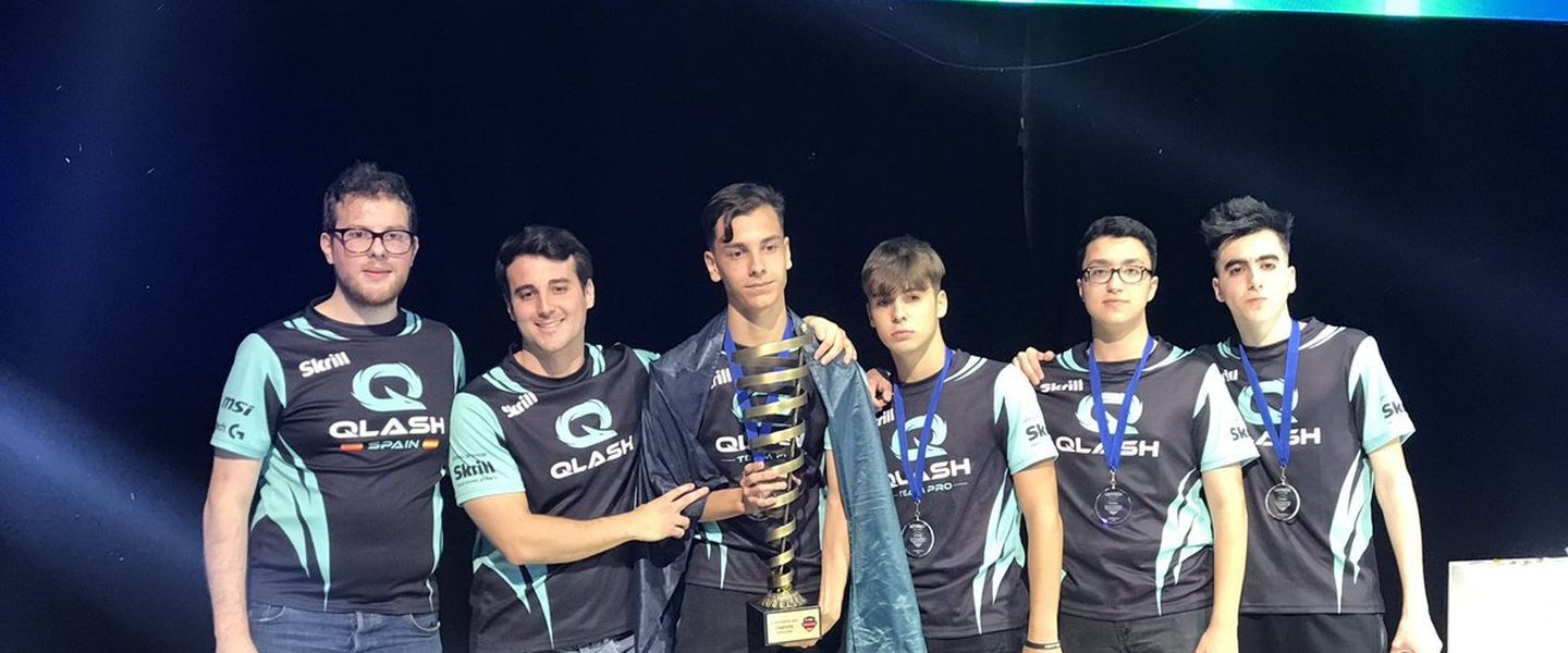 El equipo de QLASH con el trofeo