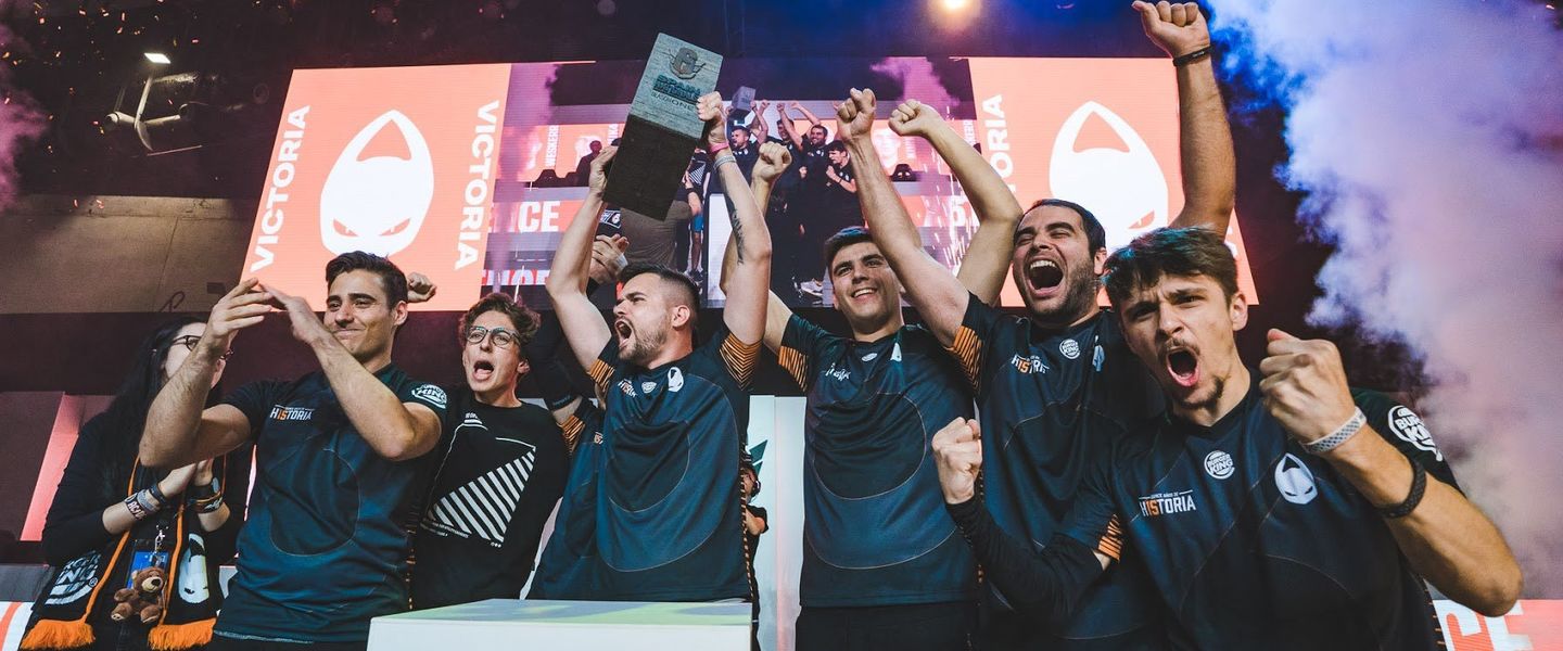 Los jugadores de x6tence alzando la copa
