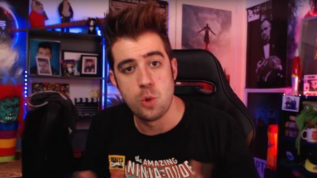 Tiene un canal secundario llamado "Auron" donde ha subido más de 550 vídeos