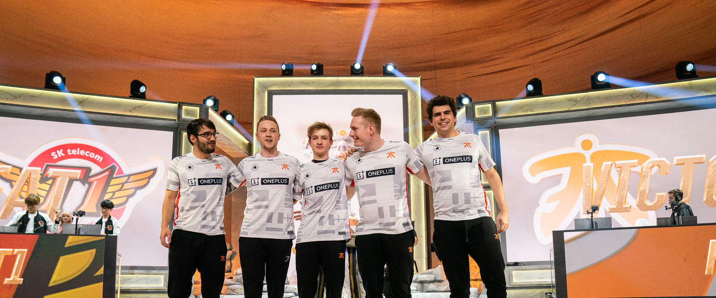 Fnatic celebrando su victoria ante SKT