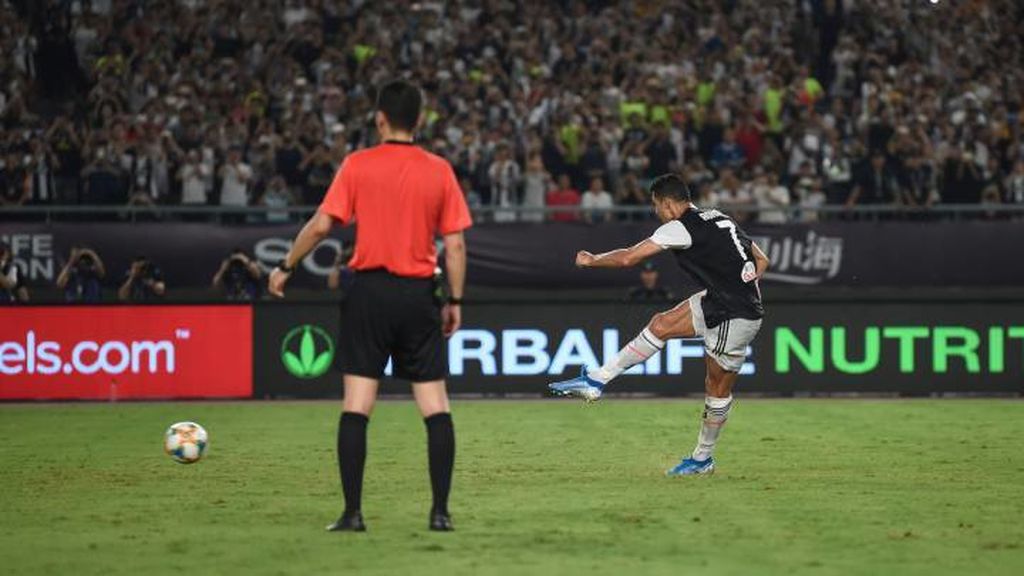 Cristiano Ronaldo metiendo gol de falta