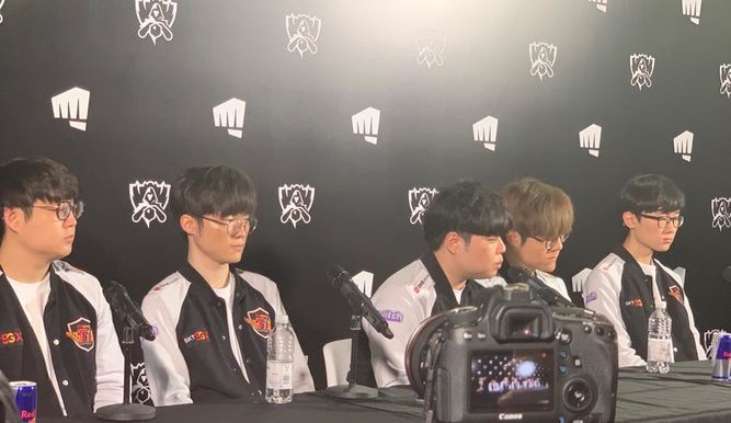Las caras de SKT durante la rueda de prensa posterior al partido