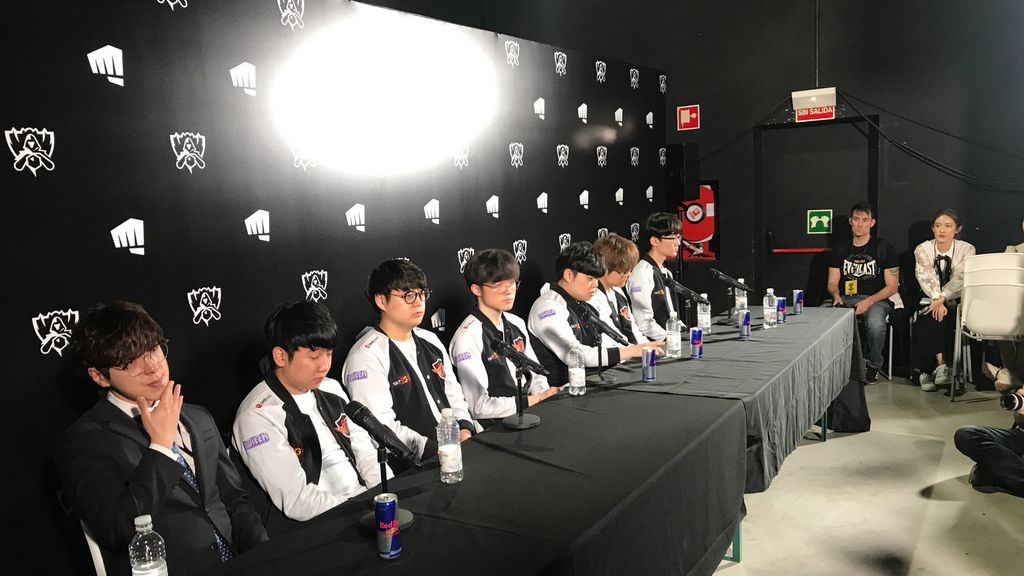 kkOma, técnico de SKT, llorando durante la rueda de prensa