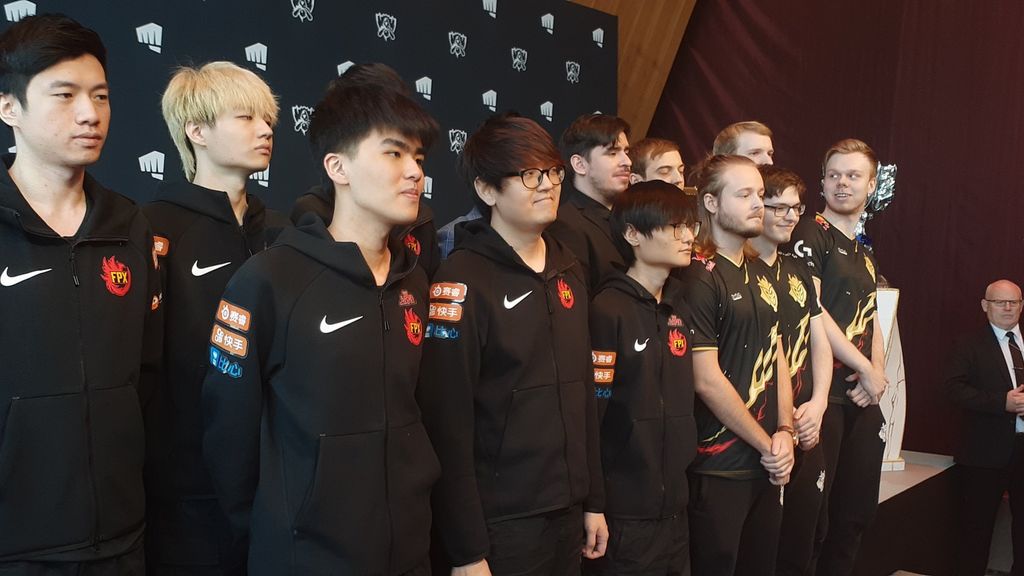 Los jugadores de G2 Esports y FunPlus, en la foto oficial