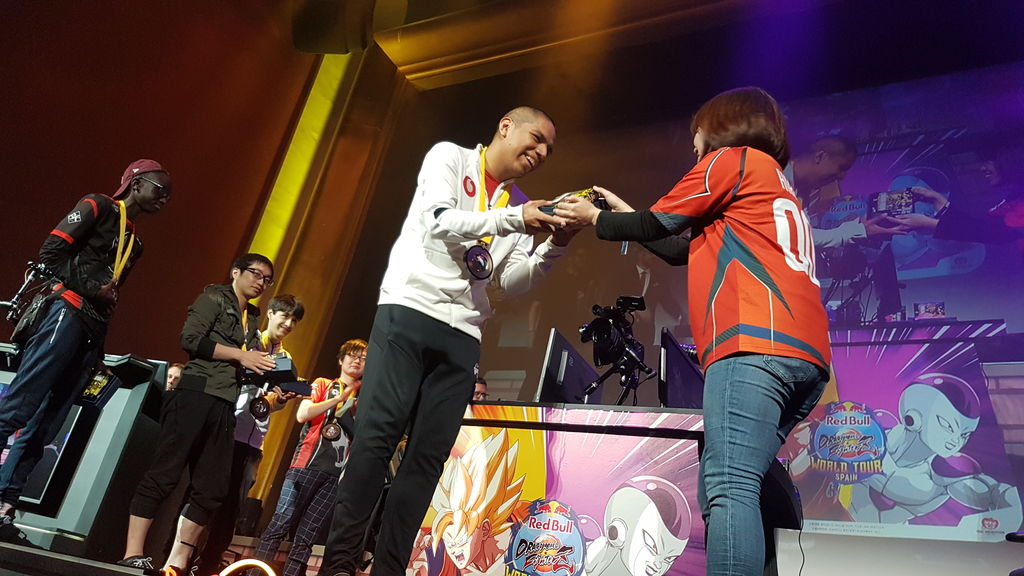 Shanks recibiendo su medalla como cuarto clasificado