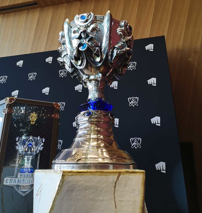 La Copa del Invocador y el maletín creado por Louis Vuitton