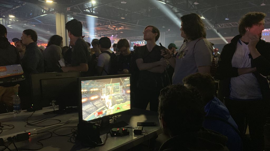 Dos participantes enfrentándose en Super Smash Bros.