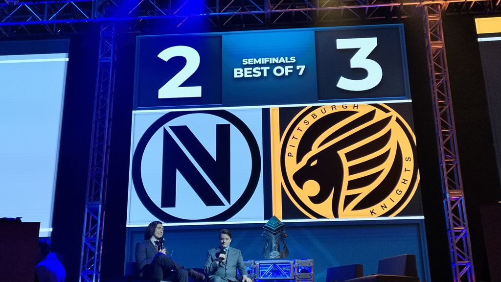 Los casters hacen un repaso del anterior enfrentamiento antes de empezar