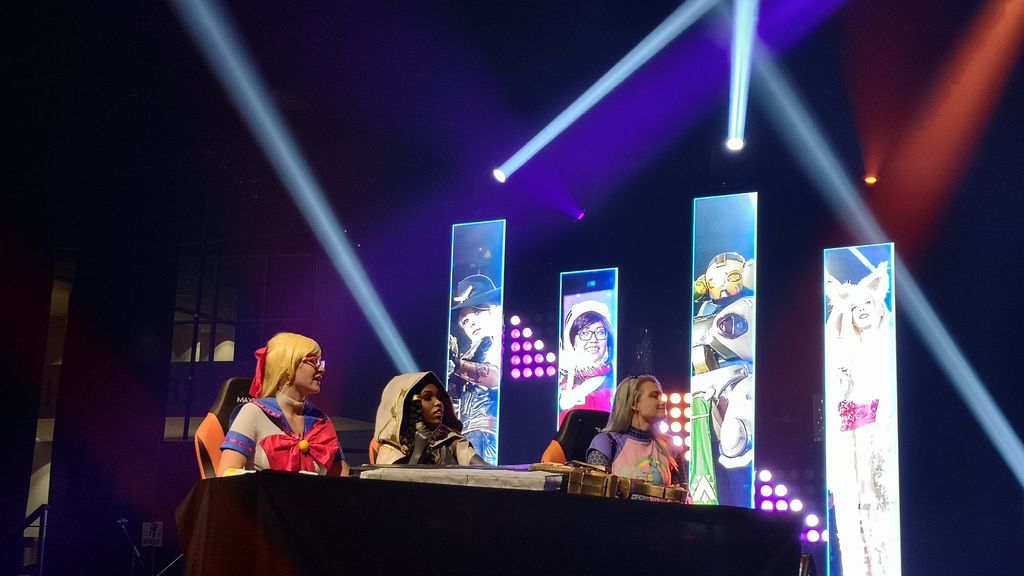 El jurado, compuesto por tres cosplayers veteranas