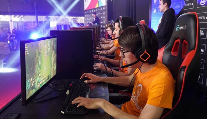 Los alumnos compiten tanto en juegos individuales como cooperativos