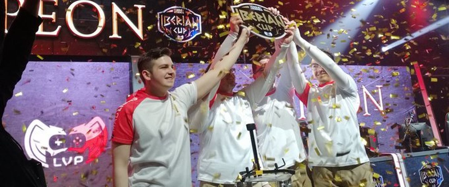 Los leones, alzando el trofeo
