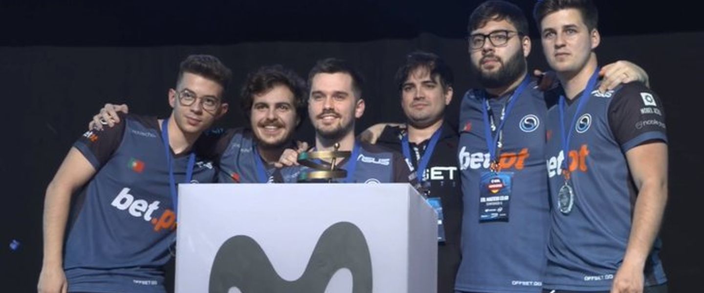OFFSET, posando con la copa de campeón de la ESL Masters