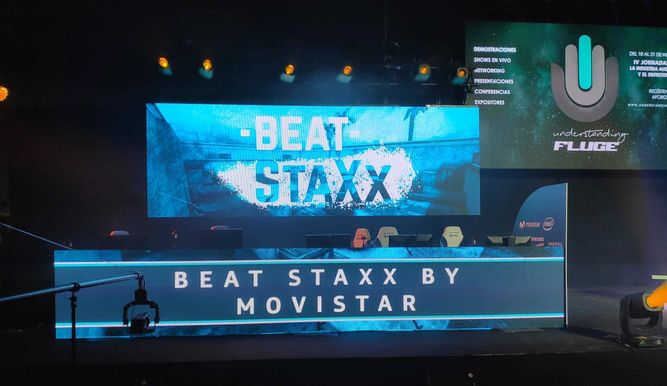 sTaXx estuvo en el stand de Movistar para medirse contra varios espectadores