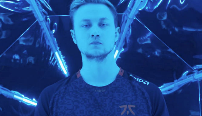 Rekkles con la nueva camiseta de Fnatic