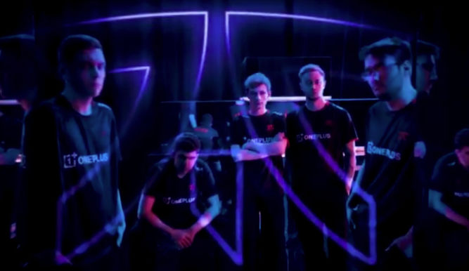 Los integrantes de Fnatic con su nueva camiseta