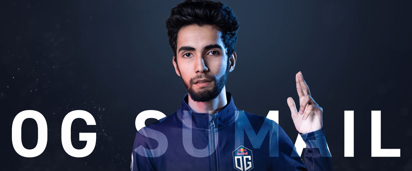 SumaiL posando con la equipación de OG