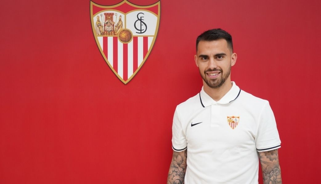 Suso posando con la camiseta del Sevilla FC