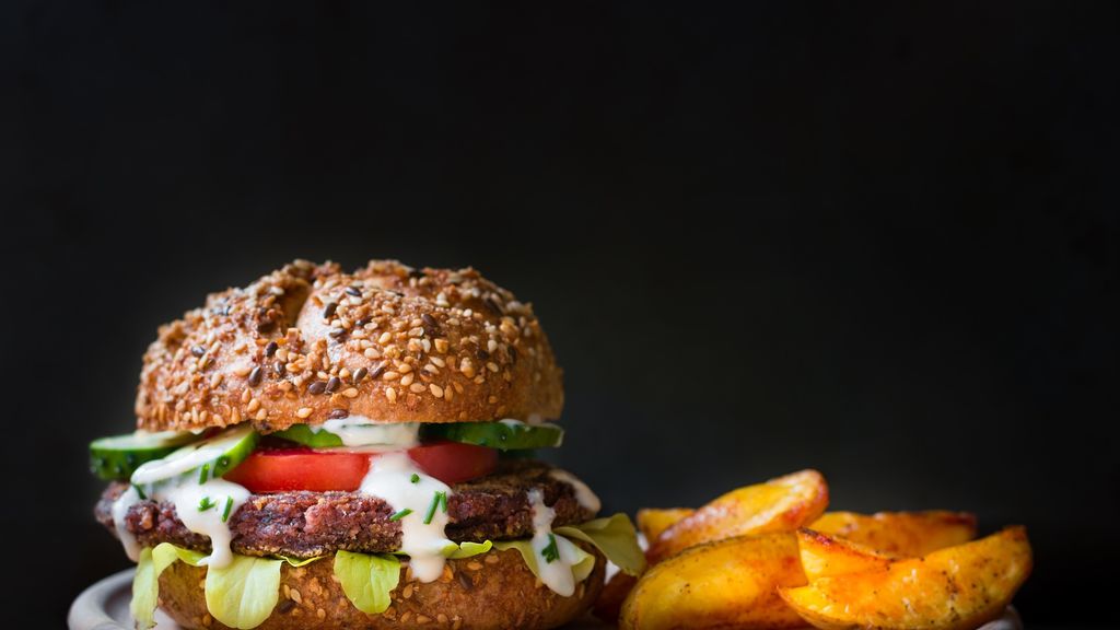 Su comida favorita son las hamburguesas con patatas