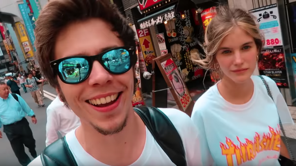 El 1 de septiembre de 2017, tras ser acosado por unos paparazzi, nos presentó a su novia en un vídeo que hizo desde Japón (en sus vacaciones favoritas)