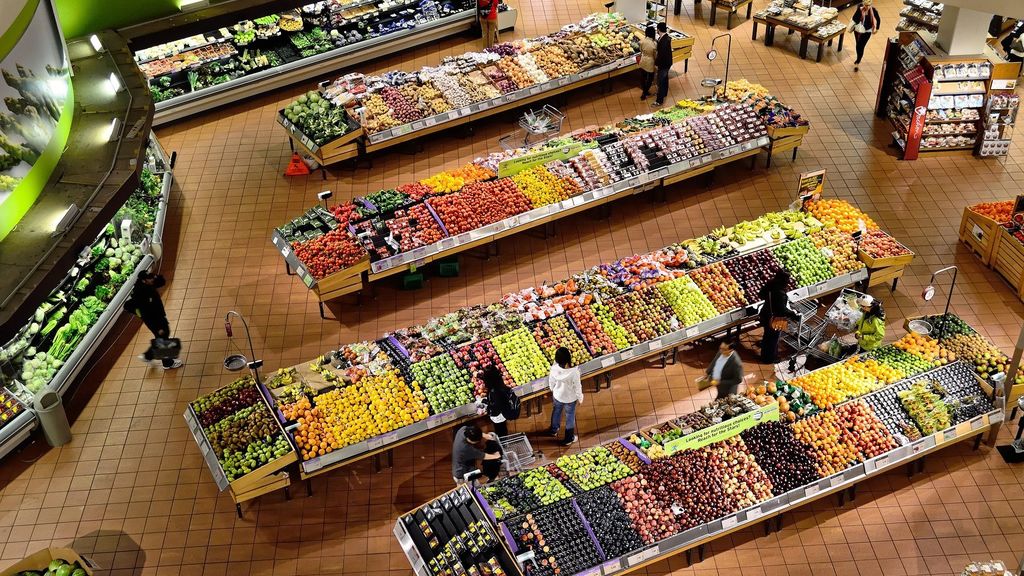 Ha trabajado en un supermercado, ha trabajado de becario en una oficina, ha trabajado de guía en Noruega