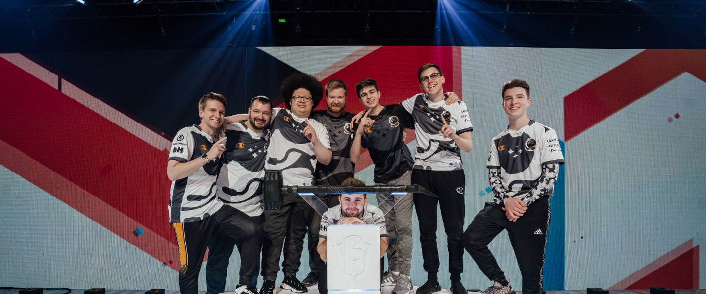 Spacestation Gaming junto al Martillo de campeón