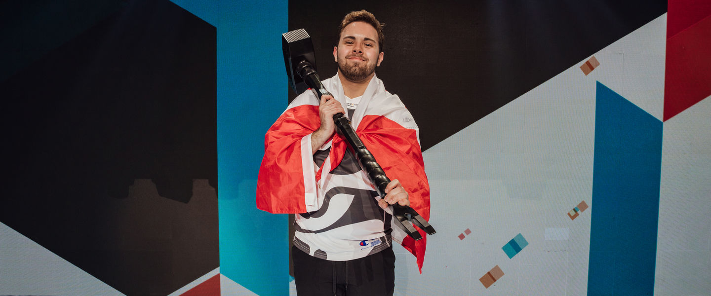 Canadian posando con el Martillo de campeón
