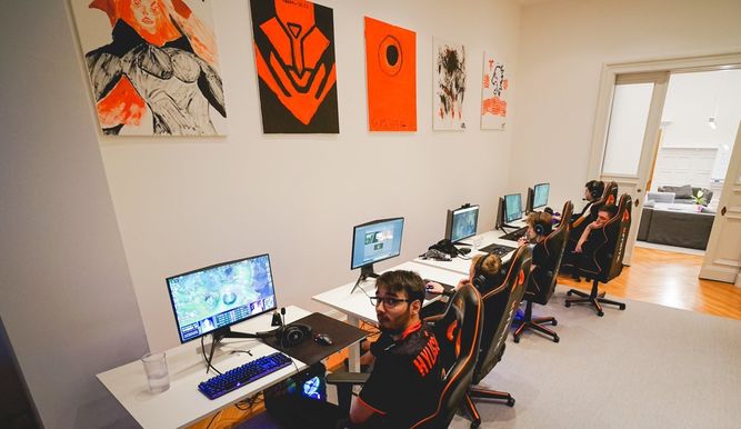 Fnatic, un equipo de League of Legends, jugó la máxima competición continental esta jornada desde su casa